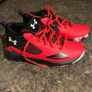 Under Armour Basketball Shoes Boys Youth Size 5 NWOT